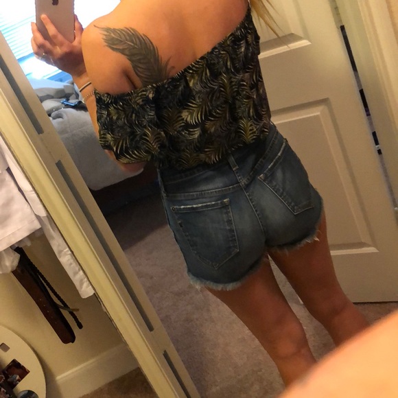 Cute crop top size xs/s stretches. - Picture 3 of 8